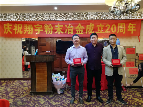 廠長(zhǎng)為入職滿10年以上員工頒發(fā)禮品 廠長(zhǎng)為入職滿10年以上員工頒發(fā)禮品