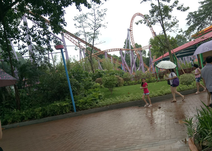 驚險刺激的十環(huán)過山車